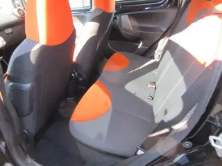 Foto 15 van Toyota Aygo 1.0 VVT-i Dynamic Orange