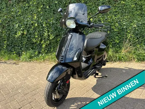 Vespa Sprint Custom Black to Black BETAAL met in3