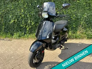 Vespa Sprint Custom Black to Black BETAAL met in3