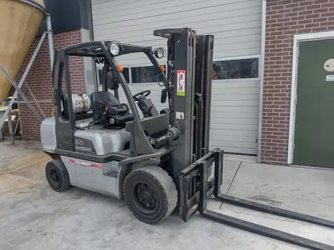 nissan 3 ton triplemast freelift
