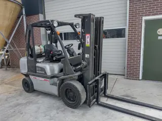 nissan 3 ton triplemast freelift