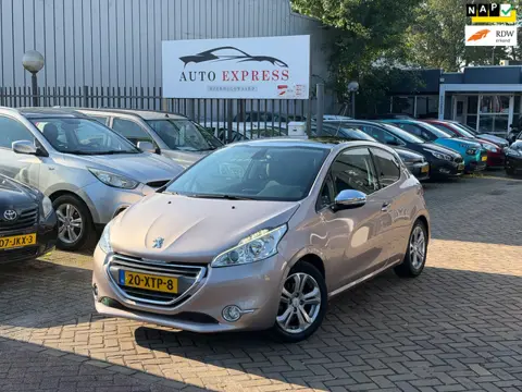 Peugeot 208 1.2 VTi Allure/Airco/Navi/Pano dak/Cruise/Leer/Nap/Nieuw Apk / distributie riem vervange
