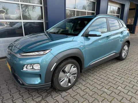 HYUNDAI KONA EV FASHION 64 KWH, 3-fase, Camera, Warmtepomp, Carplay, Navi, Keyless, ALL IN prijs!