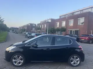 Foto 13 van Peugeot 208 1.6 e-HDi Style ClimaAuto Bleutooth Parksensor