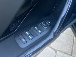 Foto 18 van Peugeot 208 1.6 e-HDi Style ClimaAuto Bleutooth Parksensor