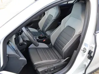 Foto 18 van Volkswagen Golf GTE 1.5 eHybrid 272PK | Panodak | Leer |19"Inch | Black Style | Garantie 2031 | Head