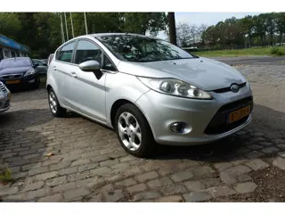 Foto 20 van Ford Fiesta 1.25 Titanium 5 drs nw apk 22-10-2027 airco voorruit verwarming