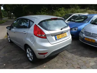 Foto 16 van Ford Fiesta 1.25 Titanium 5 drs nw apk 22-10-2027 airco voorruit verwarming