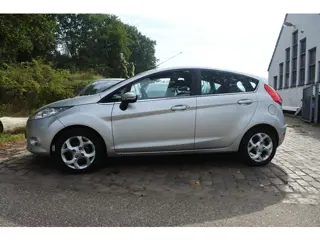Foto 13 van Ford Fiesta 1.25 Titanium 5 drs nw apk 22-10-2027 airco voorruit verwarming