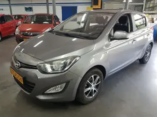 Hyundai i20 1200i 16V 5 DEURS AIRCO LM Velgen MODEL 2013
