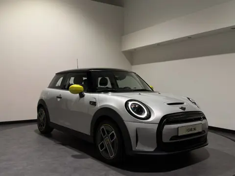 MINI Electric MINI Yours 33 kWh | SOH 95,3% | Panoramadak | Voorstoelen verwarmd | Apple CarPlay - A