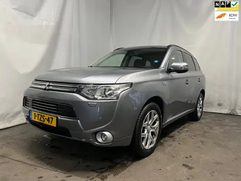 Mitsubishi Outlander 2.0 PHEV Instyle - Rechter zijschade - Schade