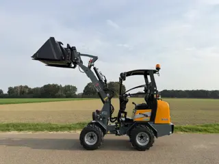 Giant G1500 minishovel / kniklader NIEUW (vast dak, hoge giek)