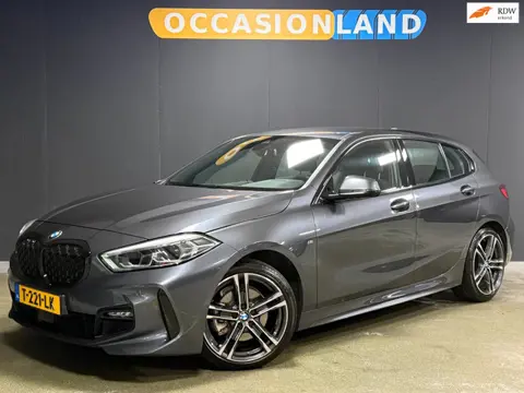 BMW 1-serie 118i High Executive M-Sport|LED|CRUISE|STOELV|DAB|CARPLAY|SFEER|NAVI|18INCH|
