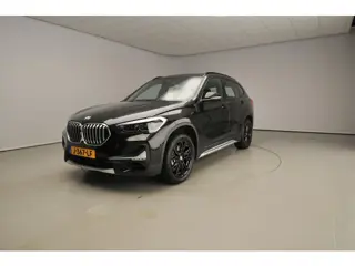 BMW X1 sDrive20i | LED | Leder | HUD | Trekhaak | Sportstoelen | Stoelverwarming | DAB | Hifi speake
