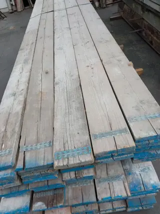 Foto 3 van funderingsplanken gebruikte steigerplanken ongeveer 30mm dik 200mm breed 50 stuks