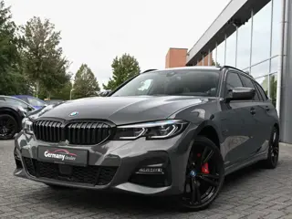 BMW 3 Serie Touring 330e xDrive 292pk M-Sport Dravit Pano Trekhaak Carbon Head-Up Laser 19-Inch VOL!