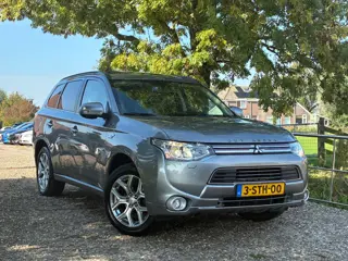 Mitsubishi Outlander 2.0 PHEV Instyle | Leder + Schuif kantel dak + Cruise + Clima nu € 4.975,-!!!
