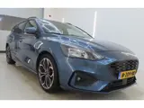 Foto 26 van Ford Focus 1.0 Eco Hybrid ST Line X Navi Camera Winter Parking Dodehoek pack Elek. Klep Wagon Dealer