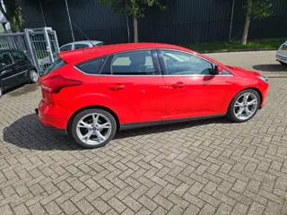 Foto 15 van Ford Focus 1.0 Titanium ZEER MOOI + NIEUWE MOTOR + KOPPELING