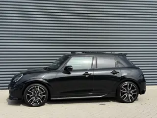 Foto 14 van MINI 5-deurs 1.5 Cooper C John Cooper Works XL (bj 2025)