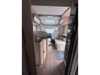 Foto 17 van Mc louis MC4 Camper / Automaat / Queensbed+hefbed+5-pers- Dak Airco