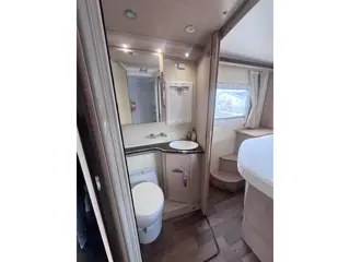 Foto 18 van Mc louis MC4 Camper / Automaat / Queensbed+hefbed+5-pers- Dak Airco