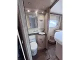 Foto 28 van Mc louis MC4 Camper / Automaat / Queensbed+hefbed+5-pers- Dak Airco
