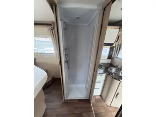 Foto 19 van Mc louis MC4 Camper / Automaat / Queensbed+hefbed+5-pers- Dak Airco