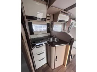 Foto 20 van Mc louis MC4 Camper / Automaat / Queensbed+hefbed+5-pers- Dak Airco