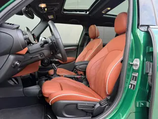 Foto 19 van Mini 5-Deurs 2.0 Cooper S - JCW Pakket Pano Leer Camera H/K