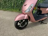 Foto 29 van SYM Fiddle 2 45 km E5 Scooter Rose Gold BETAAL met in3