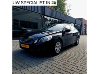 Volvo S60 1.6 T3 Kinetic 13 jaar dezelfde eigenaar Navi Telefoon Clima PDC Trekhaak PDC 16 inch Orig