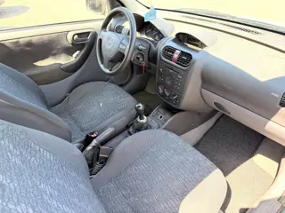 Foto 18 van Opel Corsa 1.0-12V Comfort LAGE KM's 156346 NAP auto is rijbaar geen APK voor onderdelen
