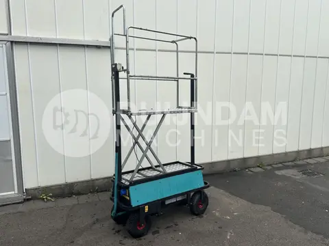 Berg elektrische transportwagen op luchtbanden met mechanische schaar.