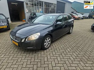 Volvo V60 1.6 T3 Kinetic BJ.2012 GOED LEZEN!