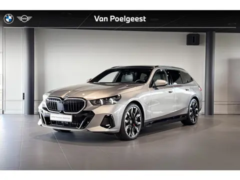 BMW 5 Serie Touring 550e xDrive | M Sport Pro | Glazen Panoramadak | Bowers & Wilkins | Iconic Glow 