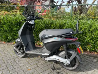 Foto 19 van Piaggio One 45 km Elektrische Scooter DEMO BETAAL met in3