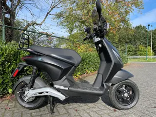 Foto 14 van Piaggio One 45 km Elektrische Scooter DEMO BETAAL met in3