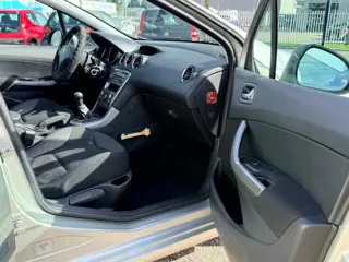 Foto 14 van Peugeot 308 1.6 VTi XS|Nieuw APK|NAP|Airco|Trekhaak|P Sensor|