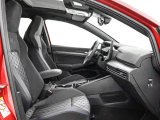 Foto 20 van Volkswagen Golf 1.5 eTSI 150pk DSG R-Line Edition · Panoramadak · Apple/Android Car Play · Camera +
