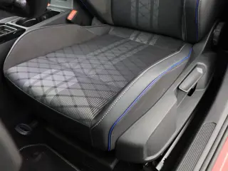 Foto 11 van Volkswagen Golf 1.5 eTSI 150pk DSG R-Line Edition · Panoramadak · Apple/Android Car Play · Camera +