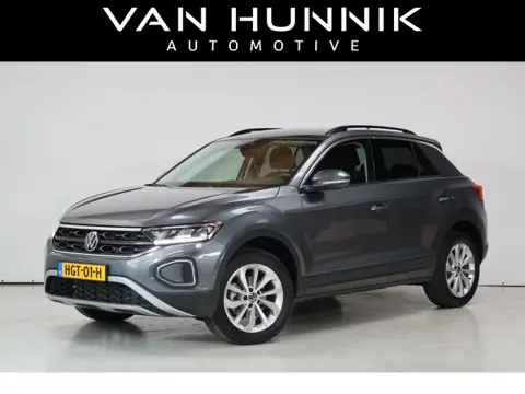 Volkswagen T-Roc 1.5 TSI Life Edition | Acc | Camera | Trekhaak | 1e Eigenaar
