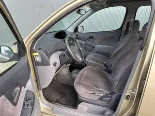 Foto 17 van Toyota Yaris Verso 1.5-16V VVT-i Sol AIRCO | NAP !