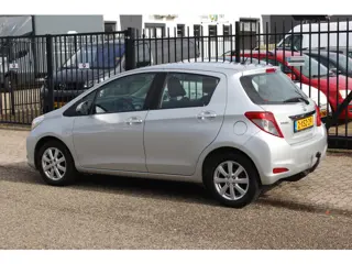 Foto 13 van Toyota Yaris 1.0 VVT-i Aspiration, Airco, Trekhaak!