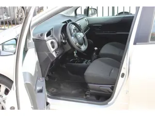 Foto 14 van Toyota Yaris 1.0 VVT-i Aspiration, Airco, Trekhaak!