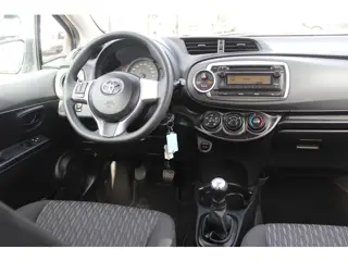 Foto 15 van Toyota Yaris 1.0 VVT-i Aspiration, Airco, Trekhaak!