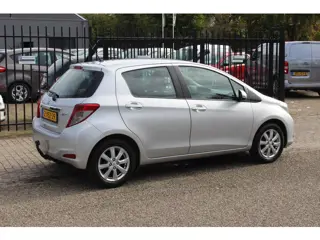 Foto 18 van Toyota Yaris 1.0 VVT-i Aspiration, Airco, Trekhaak!