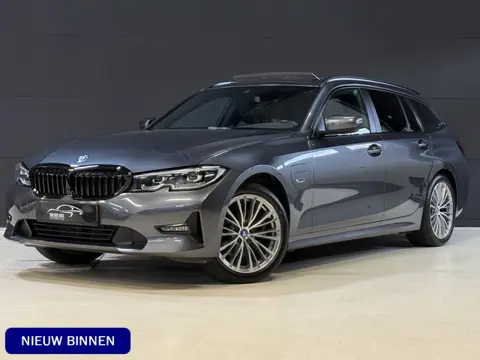 BMW 3 Serie Touring 320e Business Edition Plus | Panoramadak | Wegkl. trekhaak | Vol leder