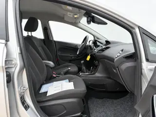 Foto 14 van Ford Fiesta 1.0 EcoBoost Titanium TREKHAAK ZEER MOOIE AUTO